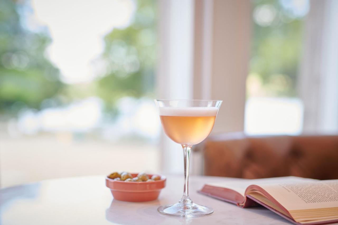 Cameron House On Loch Lomond Alexandria Extérieur photo A glass of champagne