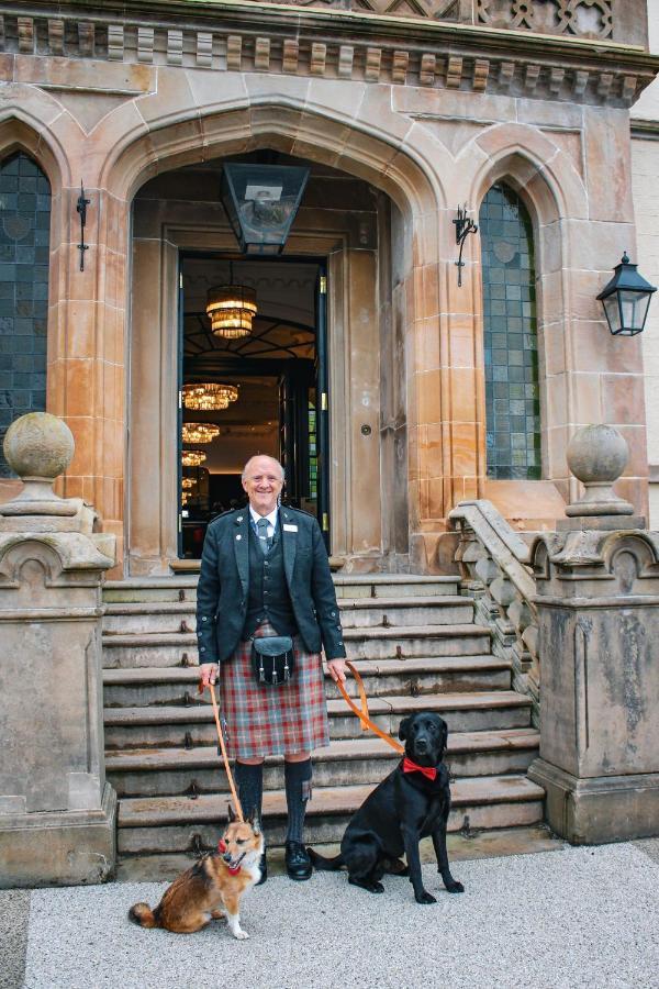 Cameron House On Loch Lomond Alexandria Extérieur photo A Scottish doorman in traditional kilt