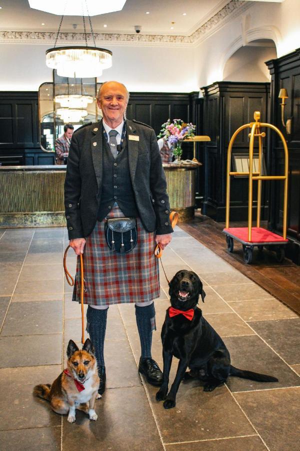 Cameron House On Loch Lomond Alexandria Extérieur photo A Scottish hotel porter in traditional uniform
