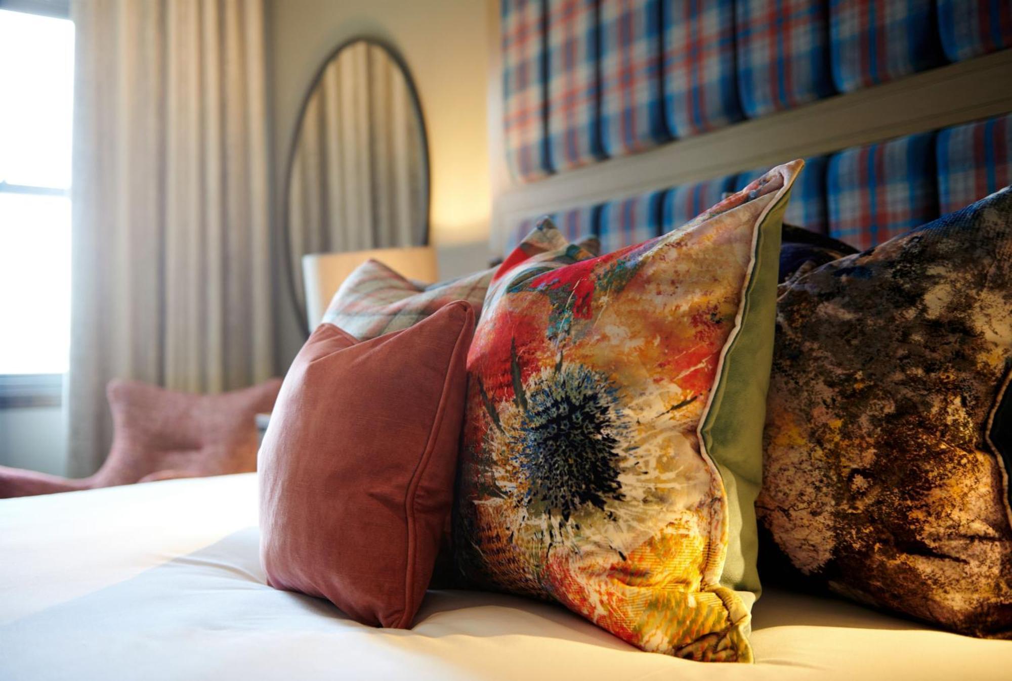 Cameron House On Loch Lomond Alexandria Extérieur photo Decorative cushions