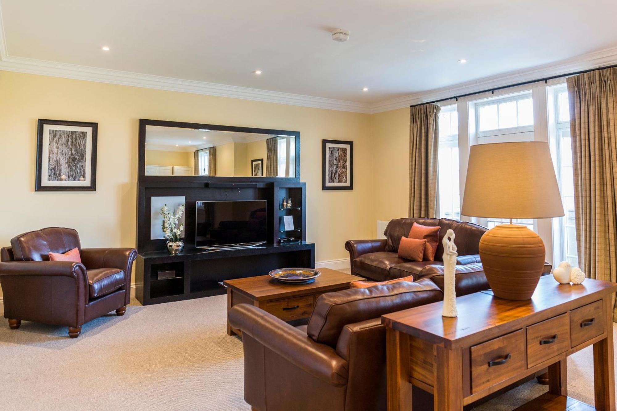 Cameron House On Loch Lomond Alexandria Extérieur photo A living room in a typical apartment at the hotel
