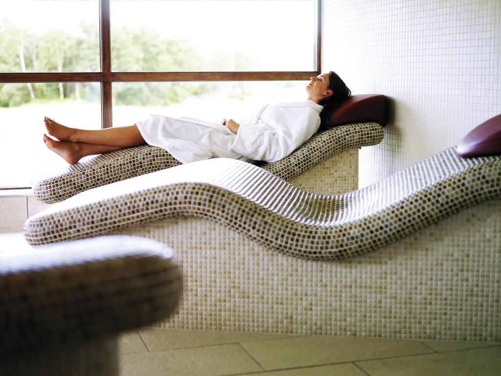 Cameron House On Loch Lomond Alexandria Extérieur photo A woman relaxing on a spa bed